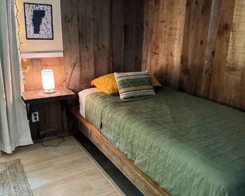 Cozy Cabin on Mill Brook, Minutes to Sugarbush & MAD River Glen Hotels in Fayston