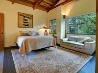 Escape to your private oasis perched on a cliff with a jungle view 鄰近萊曼眾議院紀念館的酒店