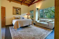Escape to your private oasis perched on a cliff with a jungle view Các khách sạn gần Hale Kehau