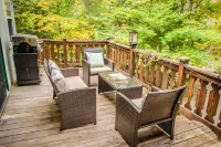 Cozy Creekside Chalet centrally located near 4 ski resorts