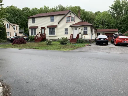 Cozy new efficiency close to beach and shopping Hotels in Saco