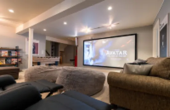 NEW Artistic Modern Cottage/SCREENED Porch/Fire Pit/ Giant Theater/Game RM
