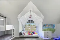 5 bedrm Paradise w/ your own POOL + LAZY RIVER