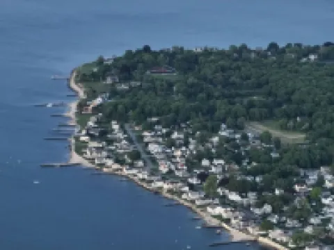 PRIVATE BEACH: BEACHFRONTS & BALCONIES @ NIANTIC W/ 6 QUEENS Hotels in Niantic