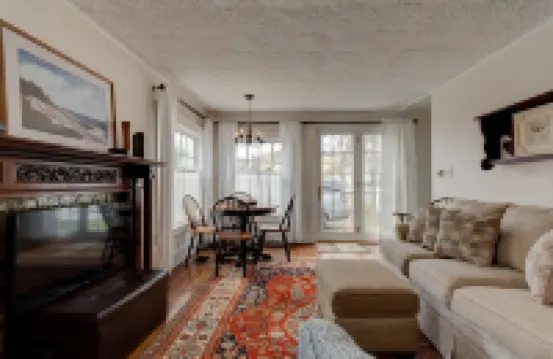 Charming Cottage on quiet street in Historic Eastport