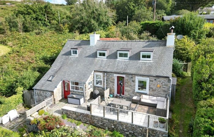 Amazing Sea Views Set in 7 Acres of Fields Dog Friendly on the Welsh Coast Path.