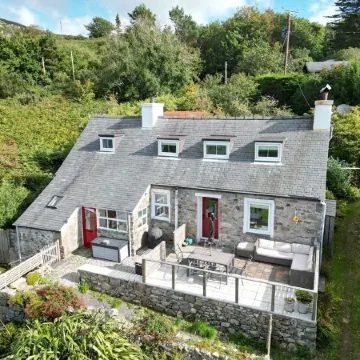 Amazing Sea Views Set in 7 Acres of Fields Dog Friendly on the Welsh Coast Path.
