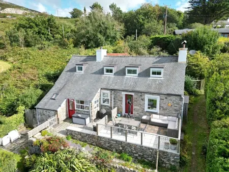 Amazing Sea Views Set in 7 Acres of Fields Dog Friendly on the Welsh Coast Path.