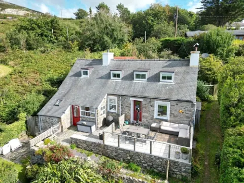 Amazing Sea Views Set in 7 Acres of Fields Dog Friendly on the Welsh Coast Path.