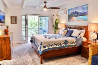 Heart of Princeville w/AC minutes from everything!