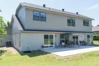 Spacious Modern Home with Lake view in Dallas, great amenities/full Kitchen/Wifi - 4-Star