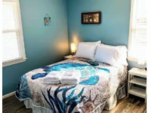 Cozy ranch, minutes from both historic downtown Savannah and Tybee Beaches. Hotels in Thunderbolt