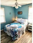 Cozy ranch, minutes from both historic downtown Savannah and Tybee Beaches.