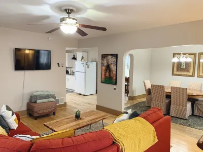 2-Bedroom Luxury Loft in the Heart of Downtown Munising Hotel dekat Alger Centennial Ice Arena