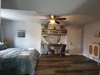 SeaShell Suite on Waterfront Property with Free Kayaks, Bikes and Fishing Poles Hotels in North Port