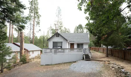 Harte Of The Pines Pet Friendly Walk to Downtown Отели в г. Твейн Харт