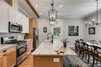Ella 1862- Charming 1862 home in historic downtown. Close to Adamson Square.