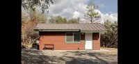 Modern Cabin with Private Jacuzzi - Casa de Manzanita