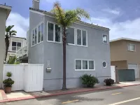 The Art Home. Steps to the Sand in Newport Beach
