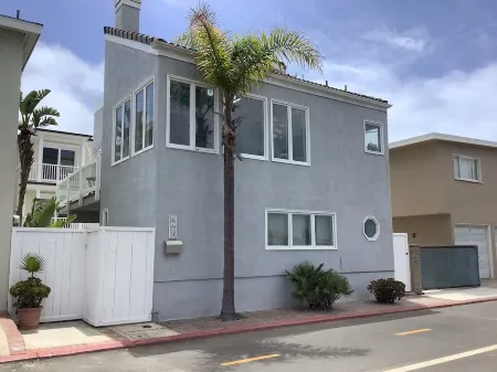 The Art Home. Steps to the Sand in Newport Beach Отели рядом с достопримечательностью «Ньюпорт-Бич»