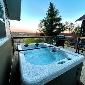 "House on the Rock" Romantic Cottage Getaway w/ Hot Tub and Fireplace!!
