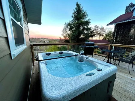 "House on the Rock" Romantic Cottage Getaway w/ Hot Tub and Fireplace!!