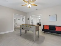 Remodeled Lake Front Pool Home! Sleeps 13! Bring dogs and kids! Hotels in Holiday