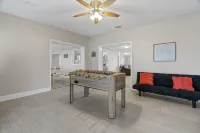 Remodeled Lake Front Pool Home! Sleeps 13! Bring dogs and kids! Hotels in Holiday