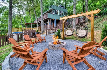 Upscale Cabin w/ Views! HOT TUB, Pets, Sleeps 8!
