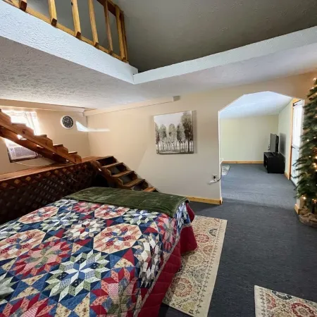 Delightfully secluded 1 bed and a loft for extra space. TV and DVD player.
