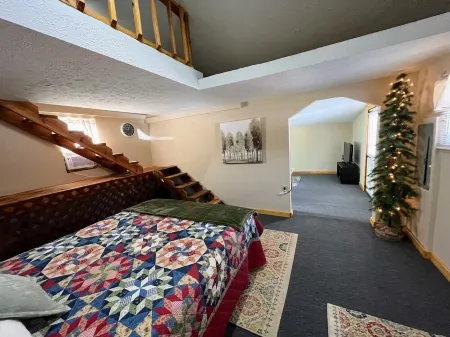 Delightfully secluded 1 bed and a loft for extra space. TV and DVD player. Отели рядом с достопримечательностью «Daniel Boone Campground in Red River Gorge»