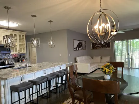 5-bedroom vacation home just 5 minutes from Palm Beach International Airport. Отели рядом с достопримечательностью «Маунтс Ботаникал Гарден»