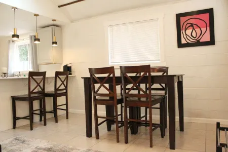 Cheerful 1-Bedroom on the eastside downtown