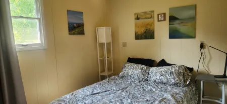 Charming 1-bedroom cottage 0.5 from beautiful Caseville with AC, spacious yard