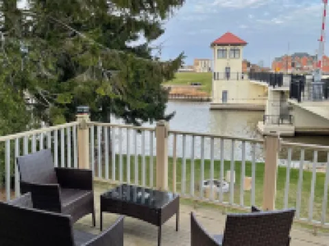 East River Retreat, WATERFRONT🛶+ Fire Pit🔥Pet friendly 🐾 Hotels in Two Rivers