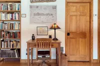 Cozy Charming Cabin with Mountain View, River, and High-Speed Wifi. Pets Allowed