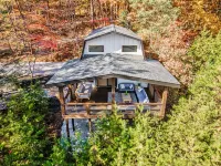 Modern Cabin, Great View, Pet-Friendly, Close to town Отели рядом с достопримечательностью «Гамильтон Гарденс эт Лейк Чатудж»
