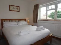 COSY COTTAGE, with shared, seasonal pool, 4 mile walk along the river to York