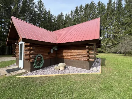 Waterfall Cabin - Pictured Rocks Lodging