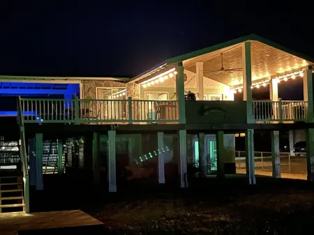 Dockside Paradise!- Kayaks, Hot Tub & Private Dock–Minutes from Beaches & Dining Отели рядом с достопримечательностью «Perdido Key Beach»