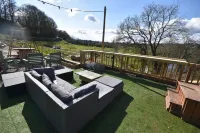 Farmhouse with rural and river views & 10 minute walk to market town