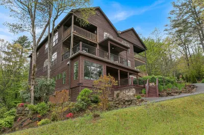 Beautiful, Breathtaking Wren Condo overlooking Toxaway Falls