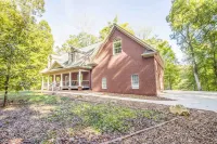 "A Place To Land" on WATTS BAR LAKE with a PRIVATE BOAT DOCK!