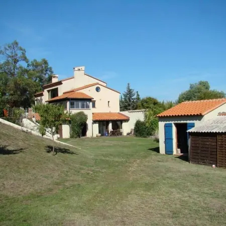 Renovated Catalan farmhouse, 2 minutes from the centre of Céret, not overlooked.