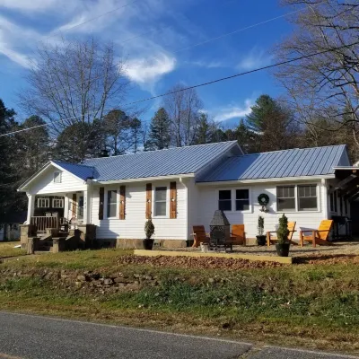 Creekside Farmhouse Cottage in the Mountains Hotels in Millshoal
