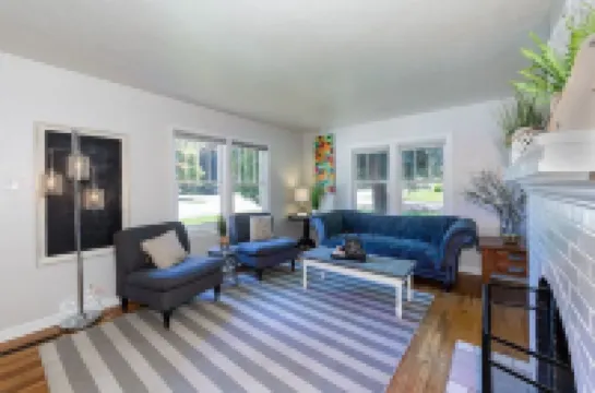 Experience Caldwell Charm/Visit the Wineries at this Historic 4 bdrm House+ WiFi