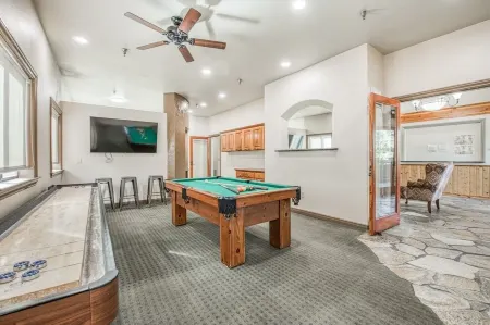 Sleeps 26 people.. 1 of a kind Lodge... Large families, team bonding, retreats!