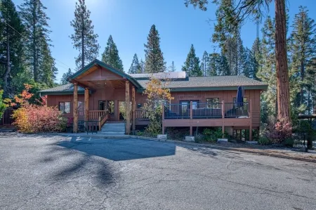 Sleeps 26 people.. 1 of a kind Lodge... Large families, team bonding, retreats!