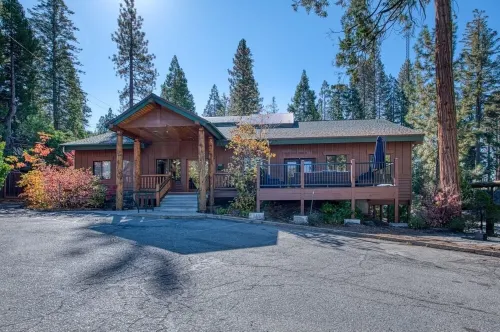 Sleeps 26 people.. 1 of a kind Lodge... Large families, team bonding, retreats! Hotels in Shaver Lake