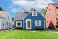 Sunscape Bungalow: Themed Rooms, Library/Office, 20 min Downtown, Wifi, Games WD